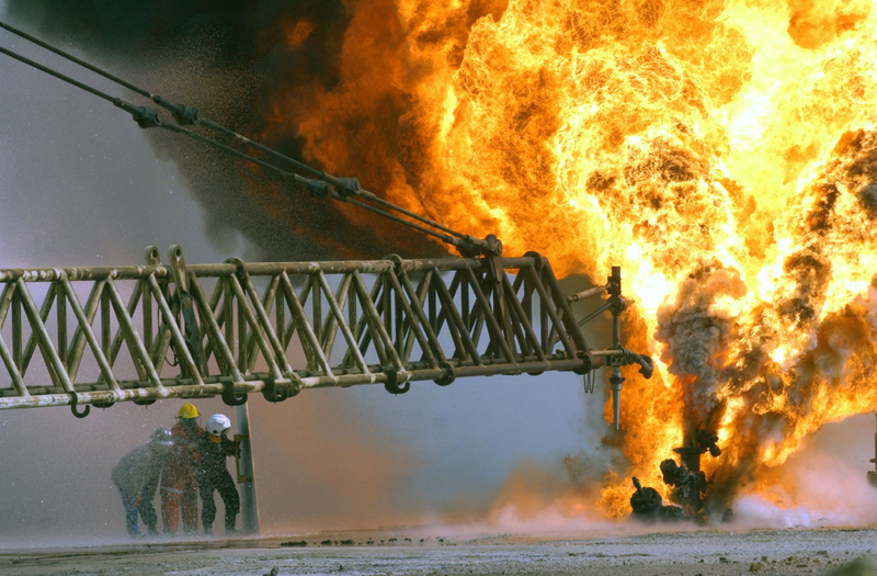 Imagen: Bomberos luchan contra el fuego en Kuwait. Wikimedia Commons